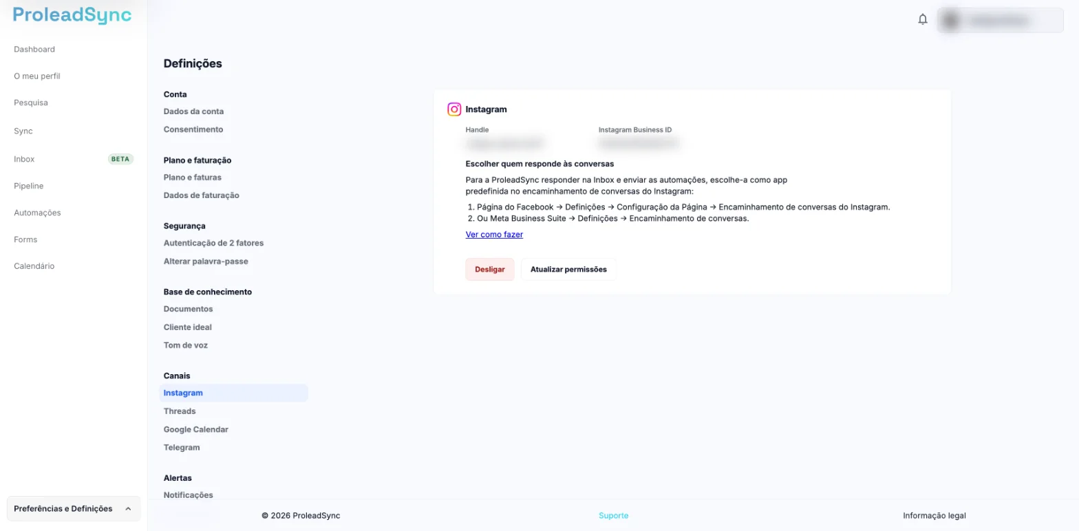 Definições com Canais e Instagram selecionados e o cartão Instagram com o handle e o identificador desfocados e os botões Desligar e Atualizar permissões.