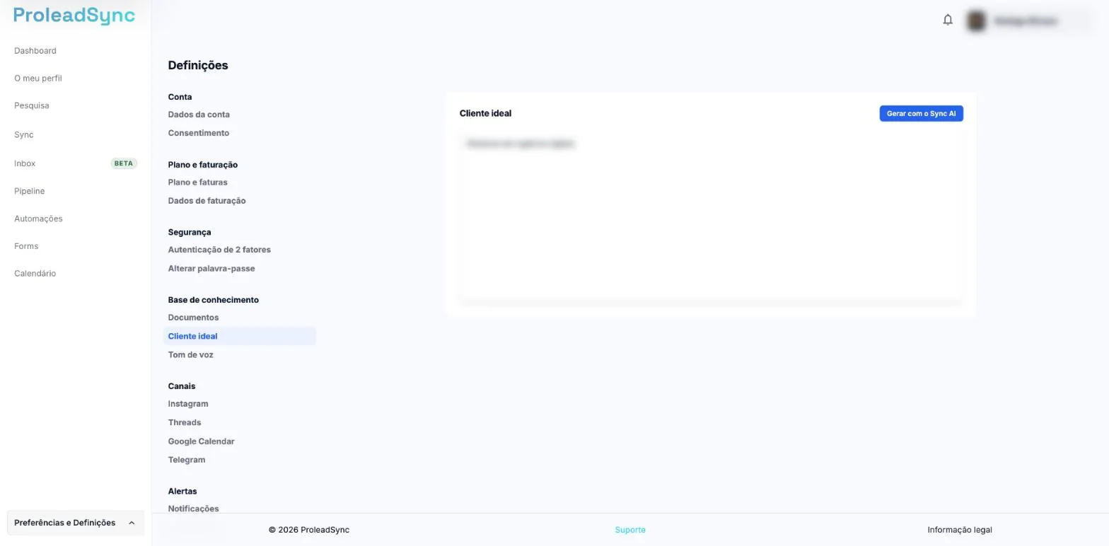 Definições, Base de conhecimento, Cliente ideal, com o campo de texto desfocado e o botão Gerar com o Sync AI no canto superior direito.