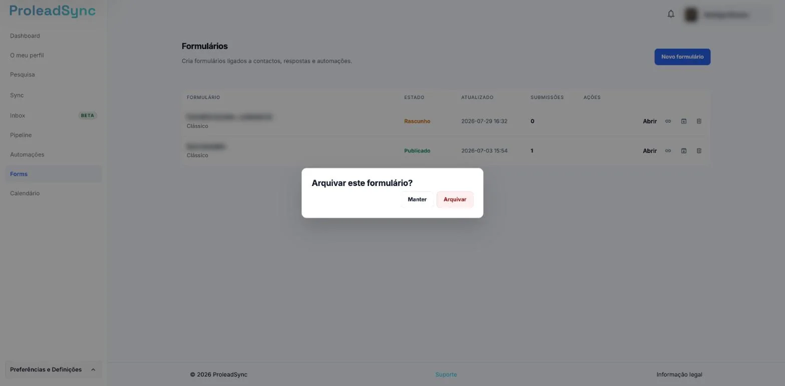 Janela Arquivar este formulário? com os botões Manter e Arquivar, sobre a lista de formulários.