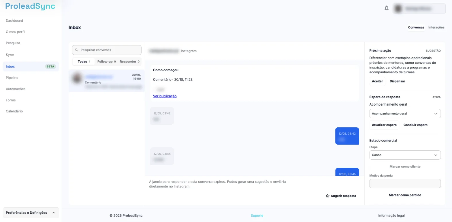 Inbox com uma conversa do Instagram aberta, o nome e as mensagens desfocados e, à direita, Próxima ação, Espera de resposta e Estado comercial.