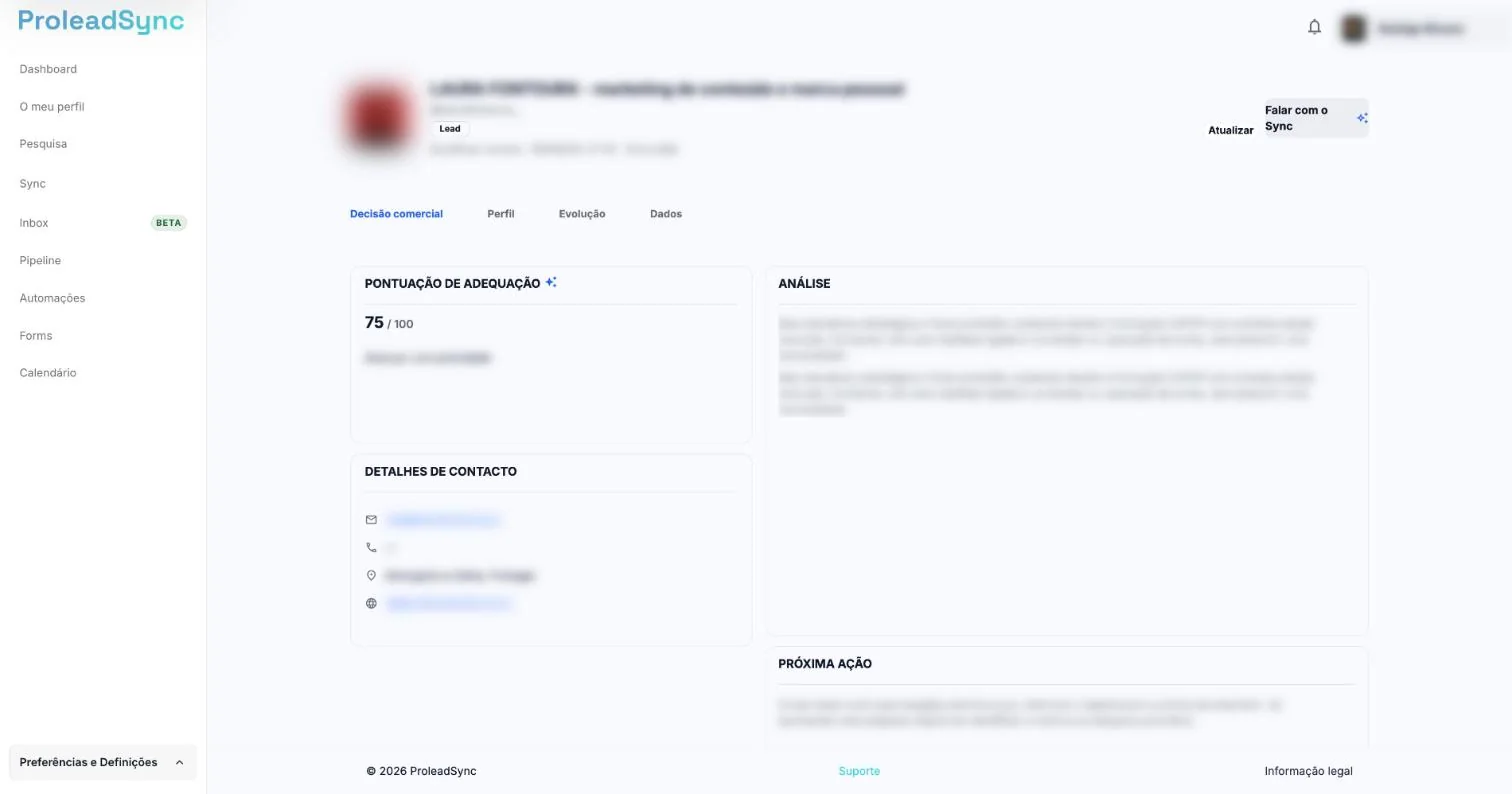 Perfil 360 de um contacto com os separadores Decisão comercial, Perfil, Evolução e Dados e o botão Falar com o Sync no canto superior direito. Os dados pessoais estão desfocados.