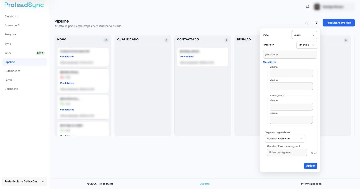 Menu Filtrar da Pipeline aberto em Mais filtros, com a secção Segmentos guardados, o seletor Escolher segmento e o campo Guardar filtros como segmento. Os nomes dos contactos estão desfocados.